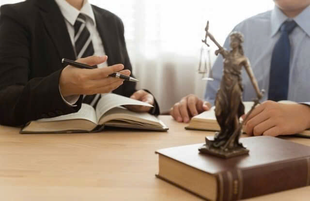 Tại Sao Lựa Chọn Dịch Vụ Tranh Tụng Chuyên Nghiệp?